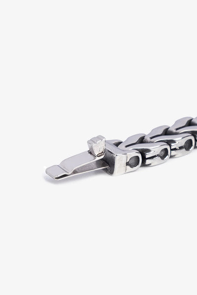 Gümüş renkli metal zincirli bileklik, detaylı kapanış mekanizmasıyla