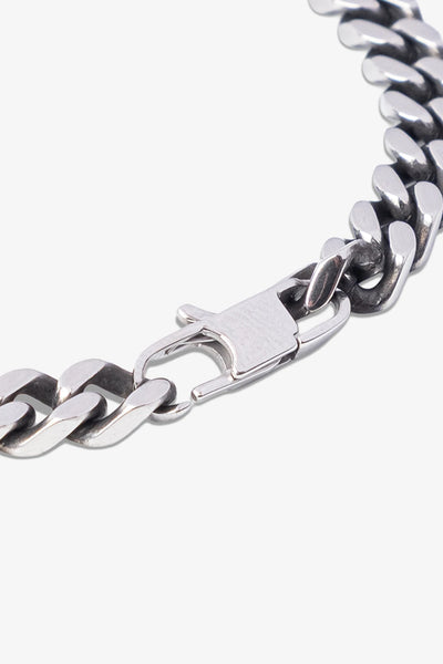 Gümüş renkli metal zincir kolye, kalın halkalar ve kilit mekanizması ile