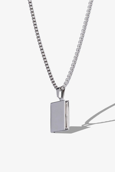 Gümüş renkli kitap şeklinde kolye, metal zincirli tasarımlı