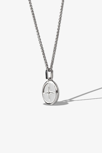 Gümüş renkli metal kolye, oval asma ve yıldız desenli yüzey