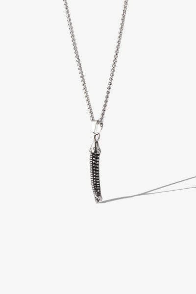 Gümüş balık kemikli kolye, detaylı tasarımlı metal zincirle