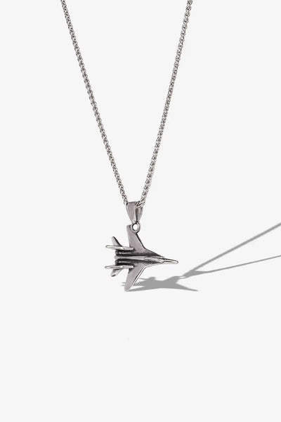 Gümüş renkli savaş uçağı şeklinde metal kolye