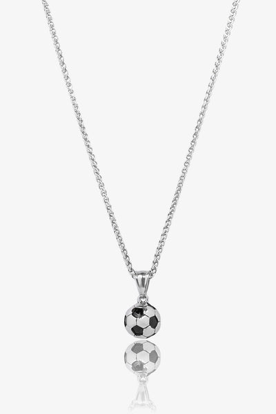Gümüş futbol topu kolye, siyah beyaz detaylı, parlak zincirli