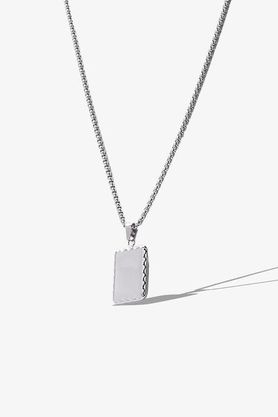 Gümüş rengi metal kolye, dikdörtgen asma ve detaylı kenarlı