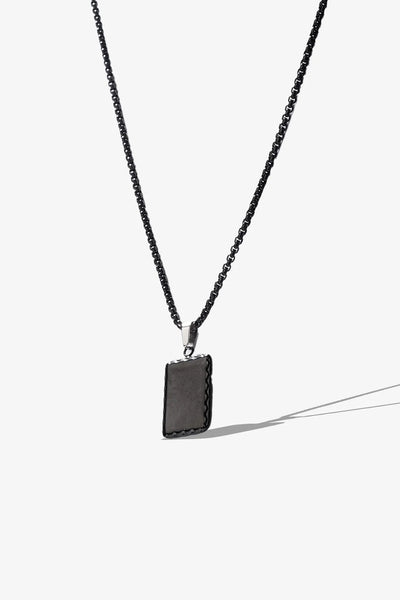 Siyah deri kolye, metal zincirle, modern tasarımlı