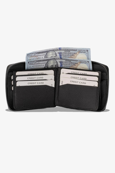 Siyah deri cüzdan, kredi kartları ve dolar banknotlarıyla açık