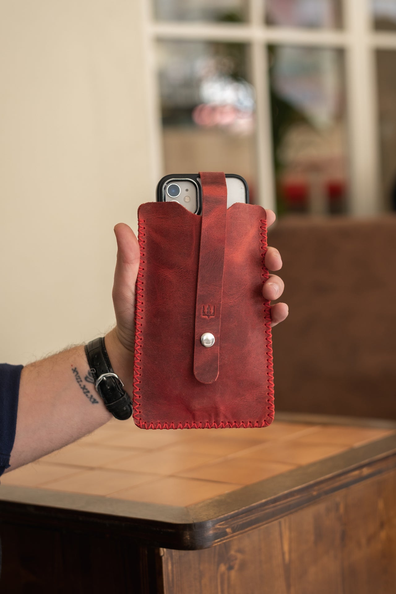 Kırmızı deri telefon kılıfı, el yapımı dikiş detaylı, telefonu koruyan ve tutan praktik tasarım