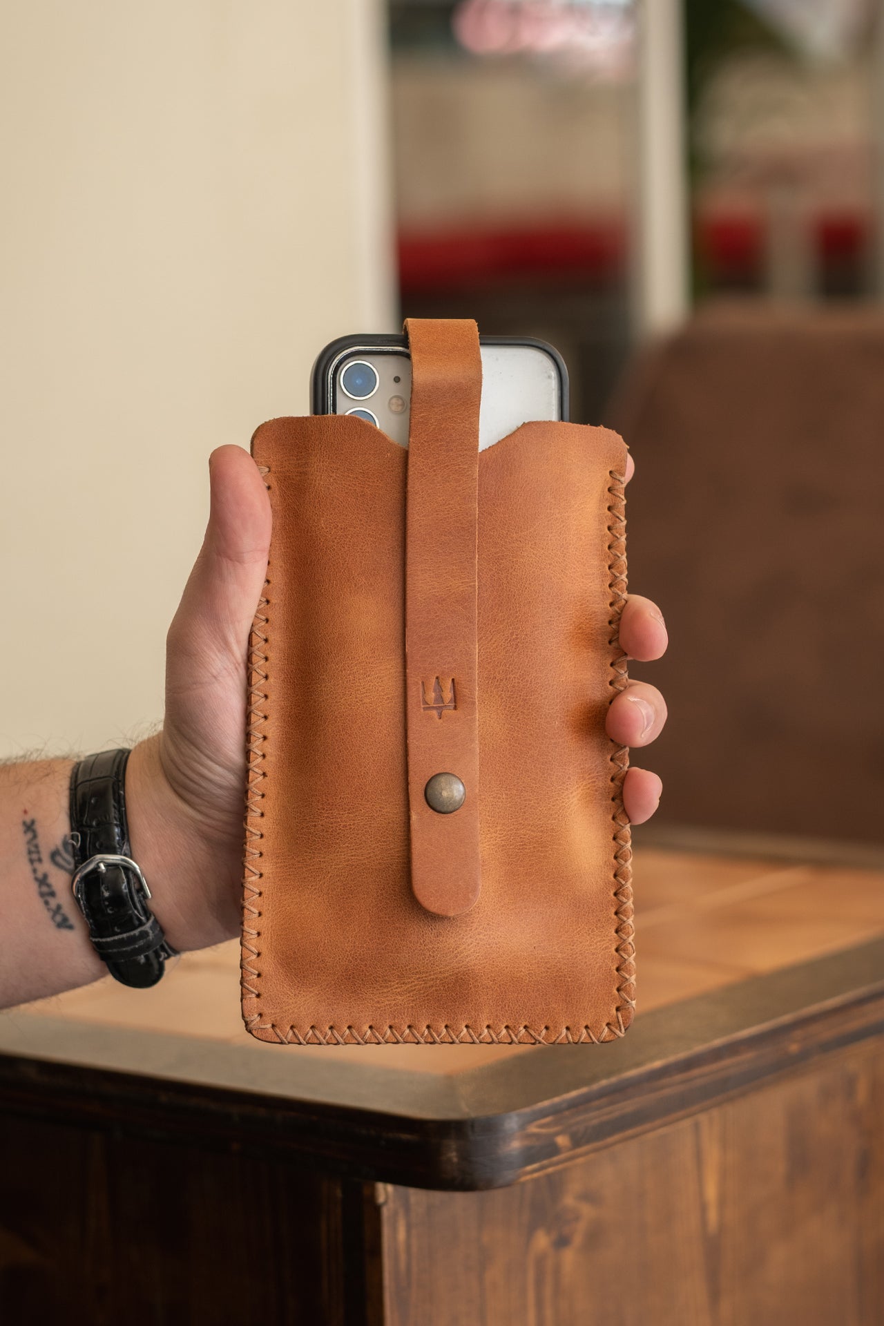 Kahverengi deri telefon kılıfı, el yapımı dikiş detaylı, telefonu koruyan ve tutan praktik tasarım
