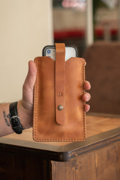 Kahverengi deri telefon kılıfı, el yapımı dikiş detaylı, telefonu koruyan ve tutan praktik tasarım
