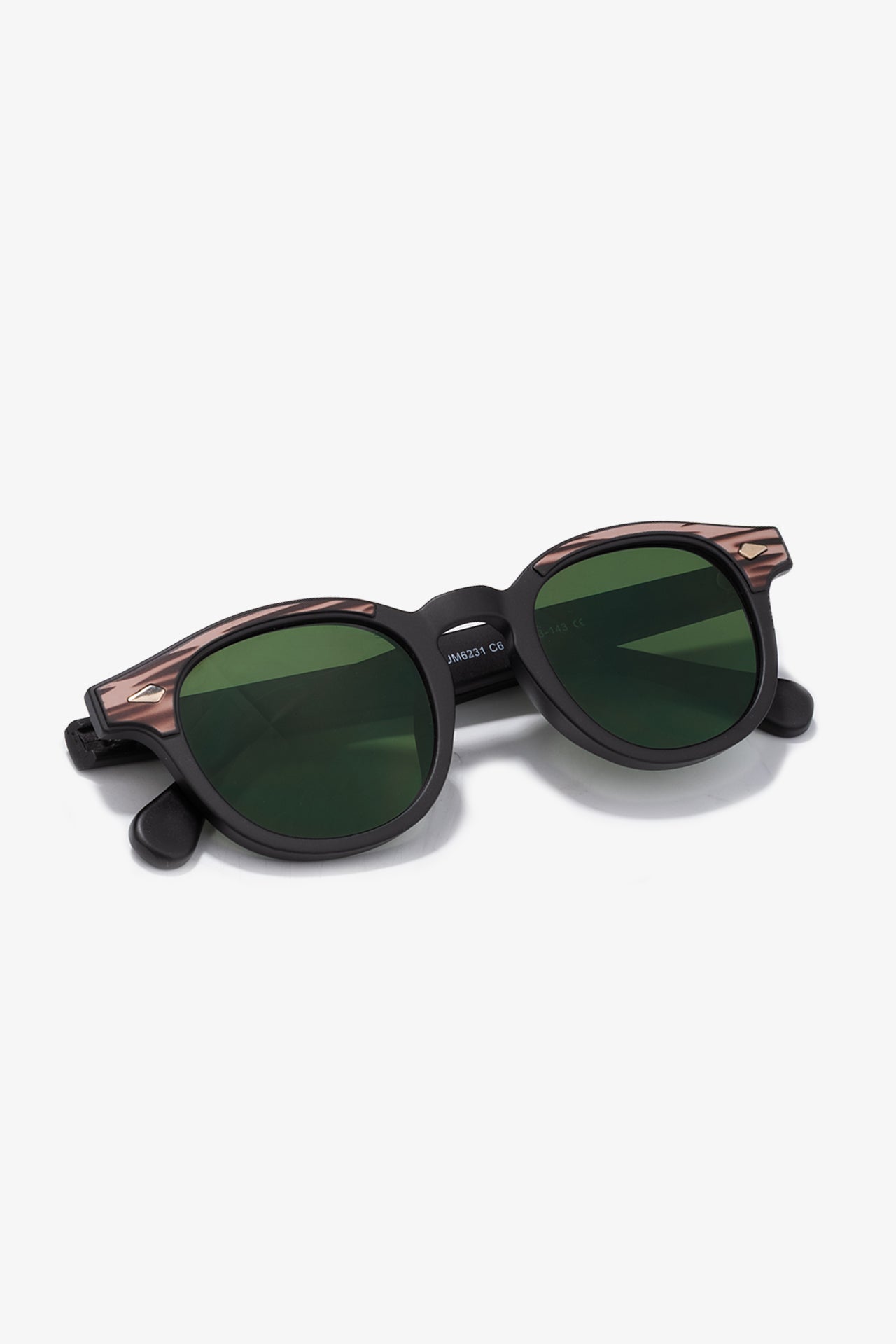 Siyah çerçeve, yeşil lensli güneş gözlüğü