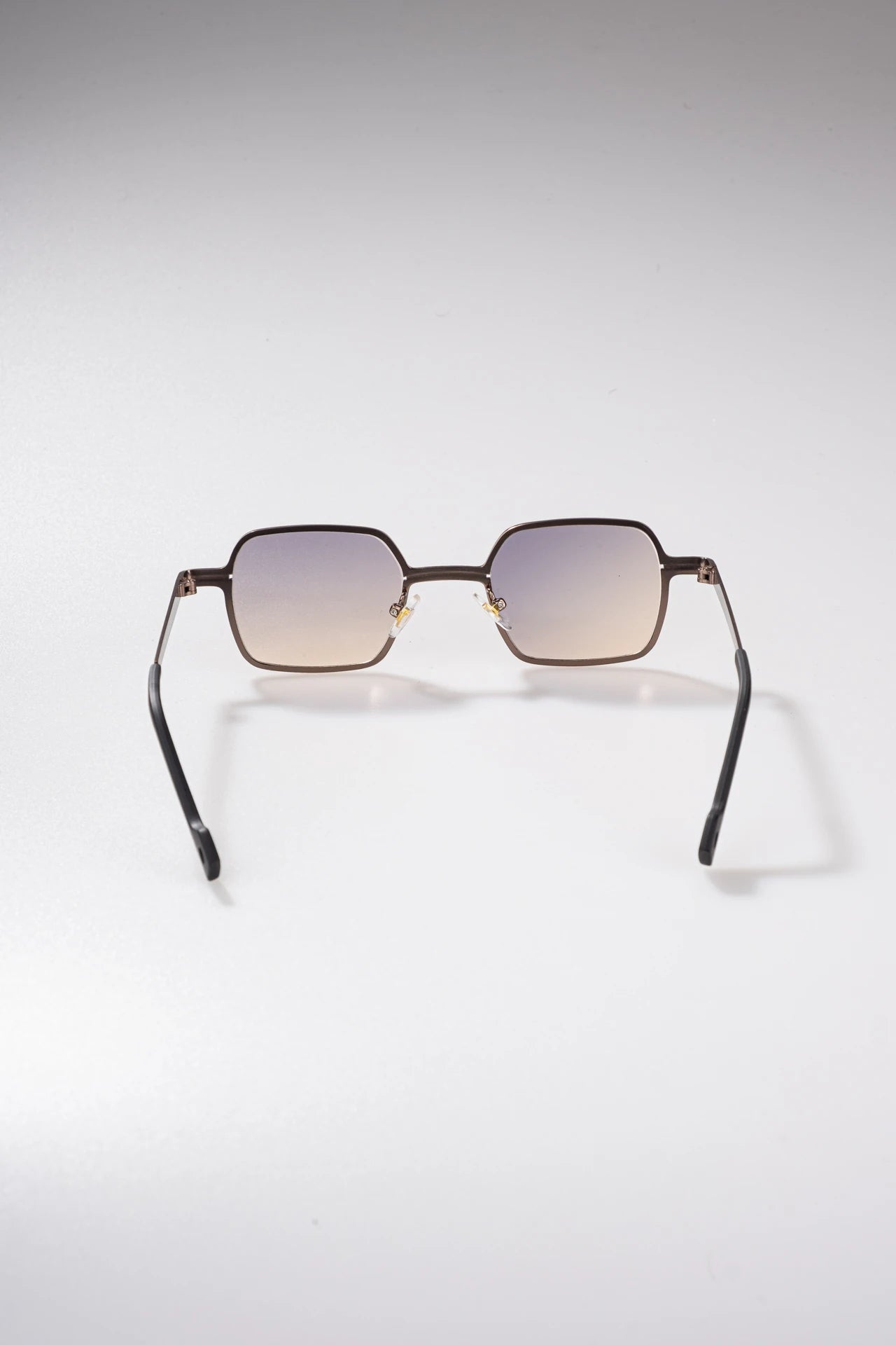 Kare metal güneş gözlüğü, gradyan lensli, modern stil