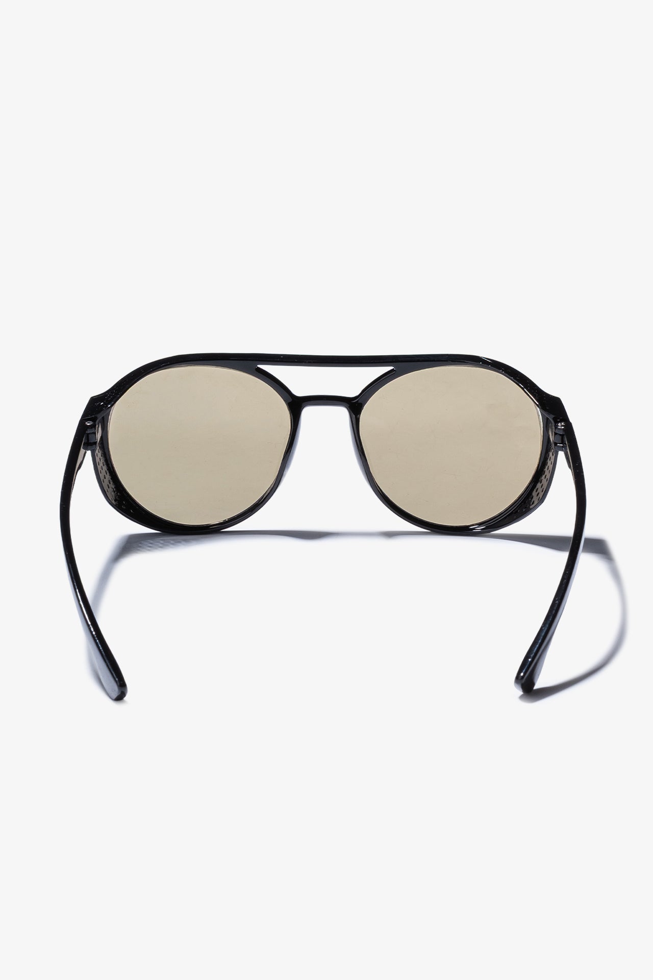 Siyah çerçeveli, altın tonlu lensli güneş gözlüğü