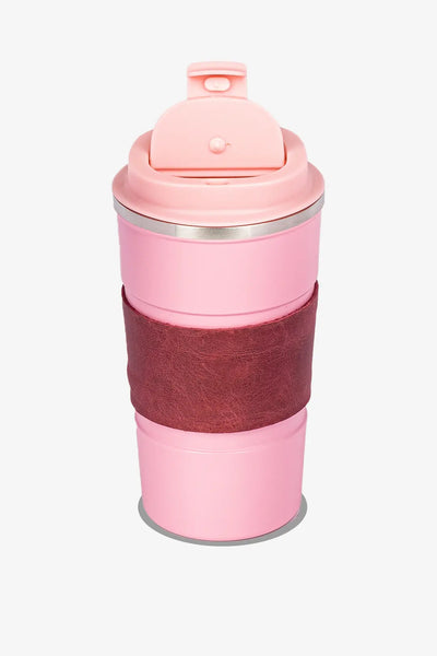 Pembe renkli deri kılıflı seyahat kahve kupası