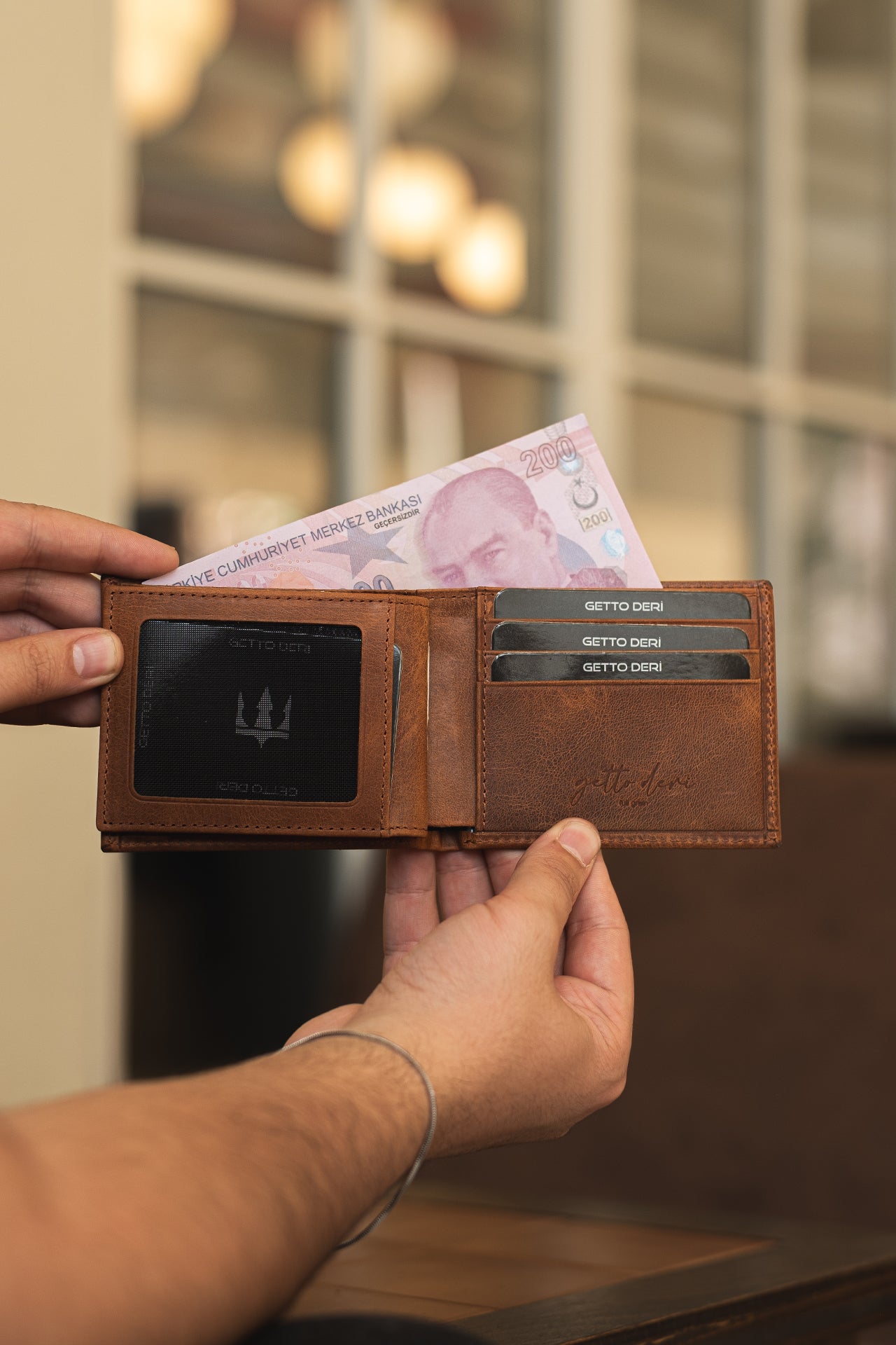 Kahverengi deri cüzdan, kartlık ve para bölmesiyle erkekler için