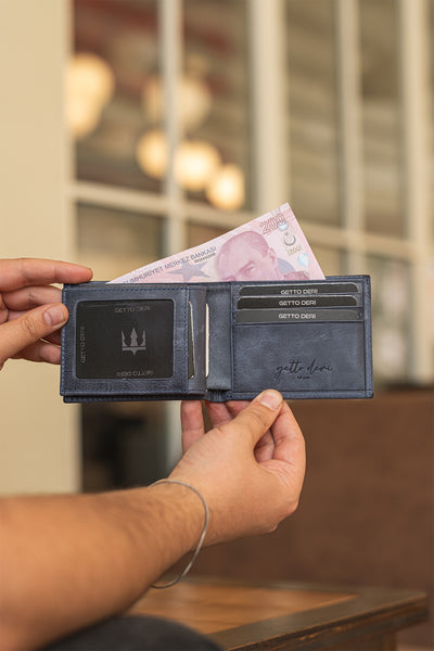 Mavi deri cüzdan, kart bölmesi ve para içeren erkek cüzdanı