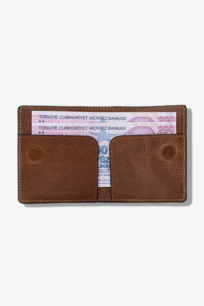 Kahverengi deri cüzdan, içinden 200 TL banknotlar görünüyor