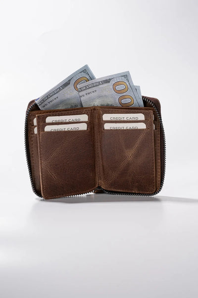 Kahverengi deri cüzdan, kredi kartları ve dolar banknotları ile dolu