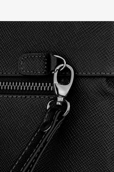 Siyah deri çanta fermuar detayı ve metal kilit