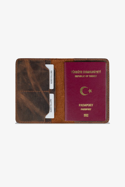 Kahverengi deri pasaport kılıfı, kart bölmesiyle birlikte