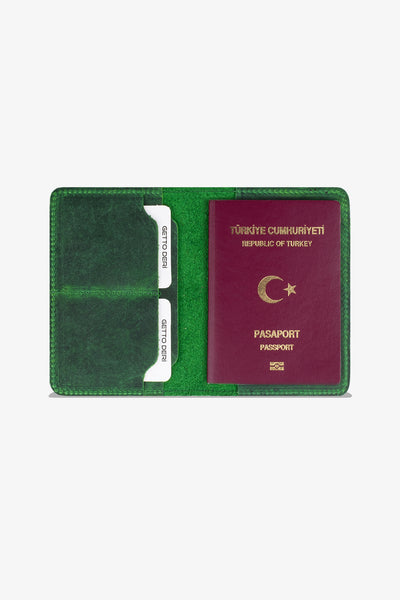 Yeşil deri pasaport kılıfı, kartlık ve pasaport içeren seyahat aksesuarı