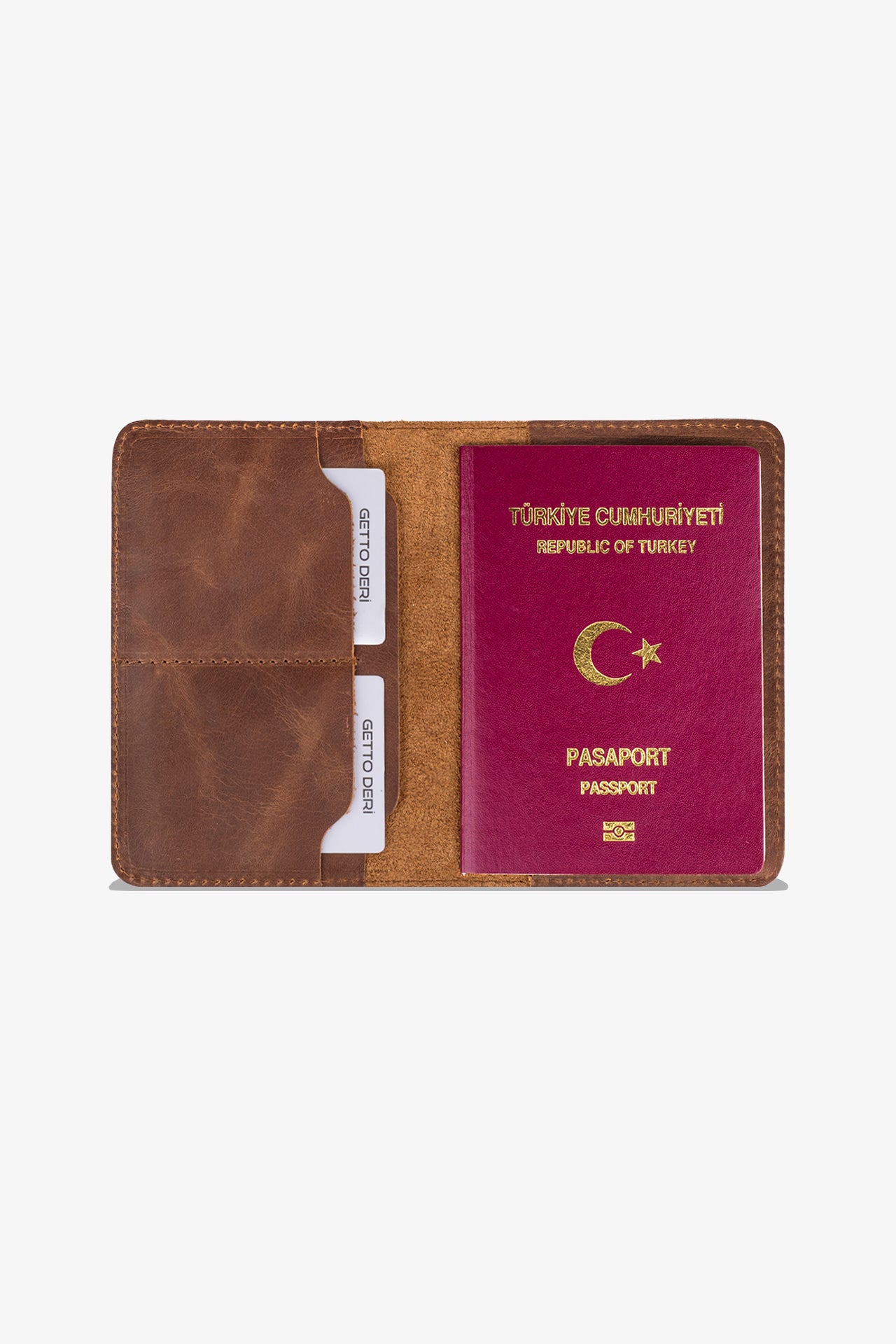 Kahverengi deri pasaport kılıfı, kartlık ve pasaport içeren seyahat aksesuarı
