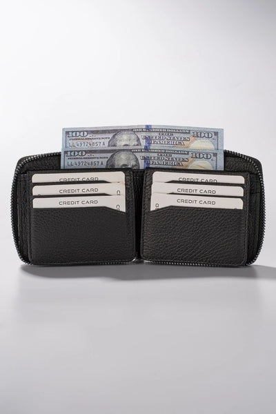 Siyah deri cüzdan, kredi kartları ve 100 dolarlık banknotlarla dolu