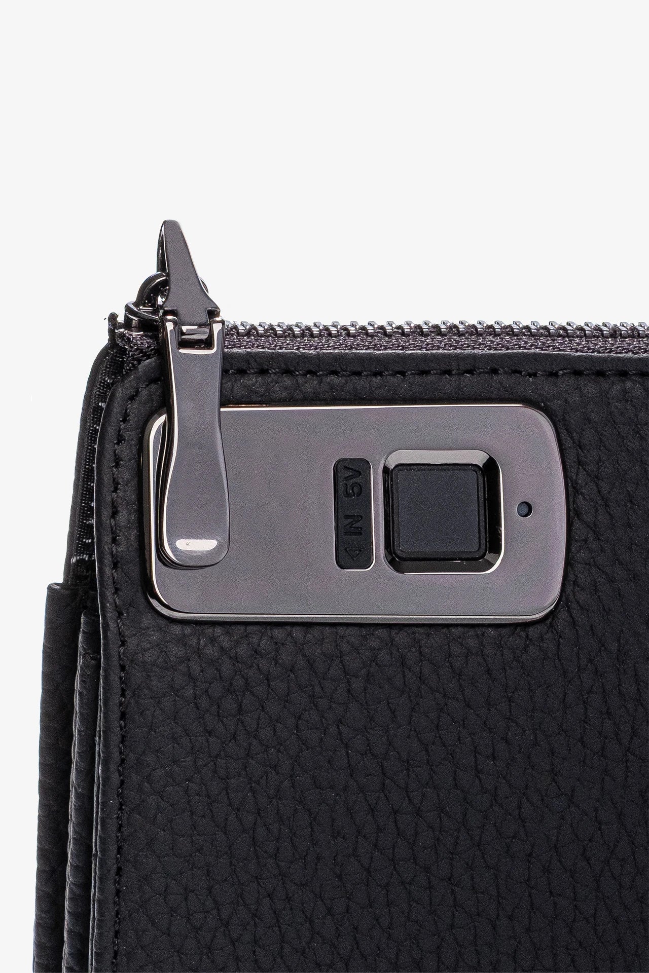 Siyah deri cüzdan, fermuarlı kapak ve USB şarj portu ile