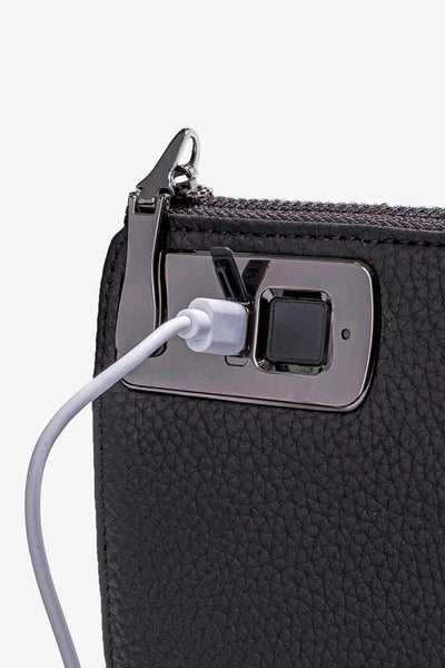 Siyah deri cüzdanın USB şarj portu detayı