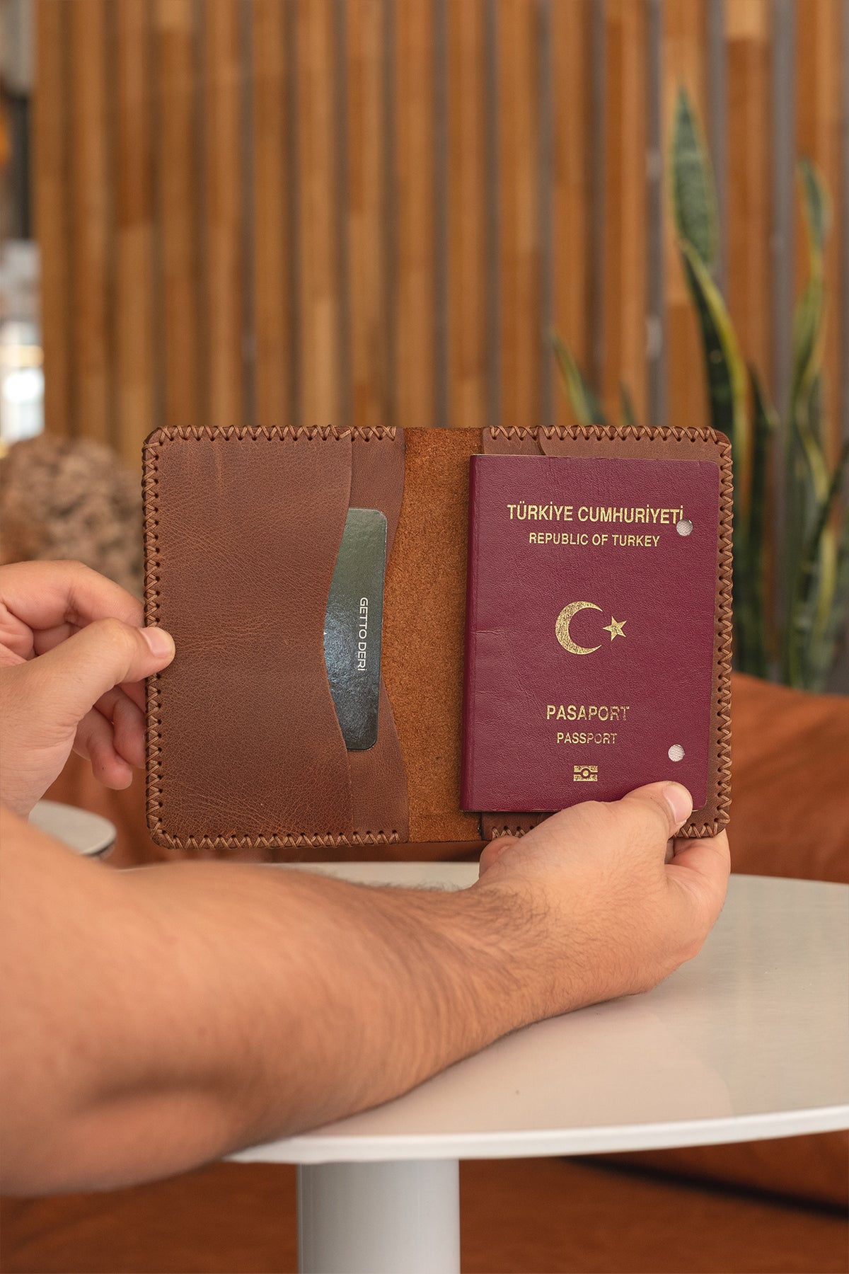 Hakiki Deri Pasaportluk