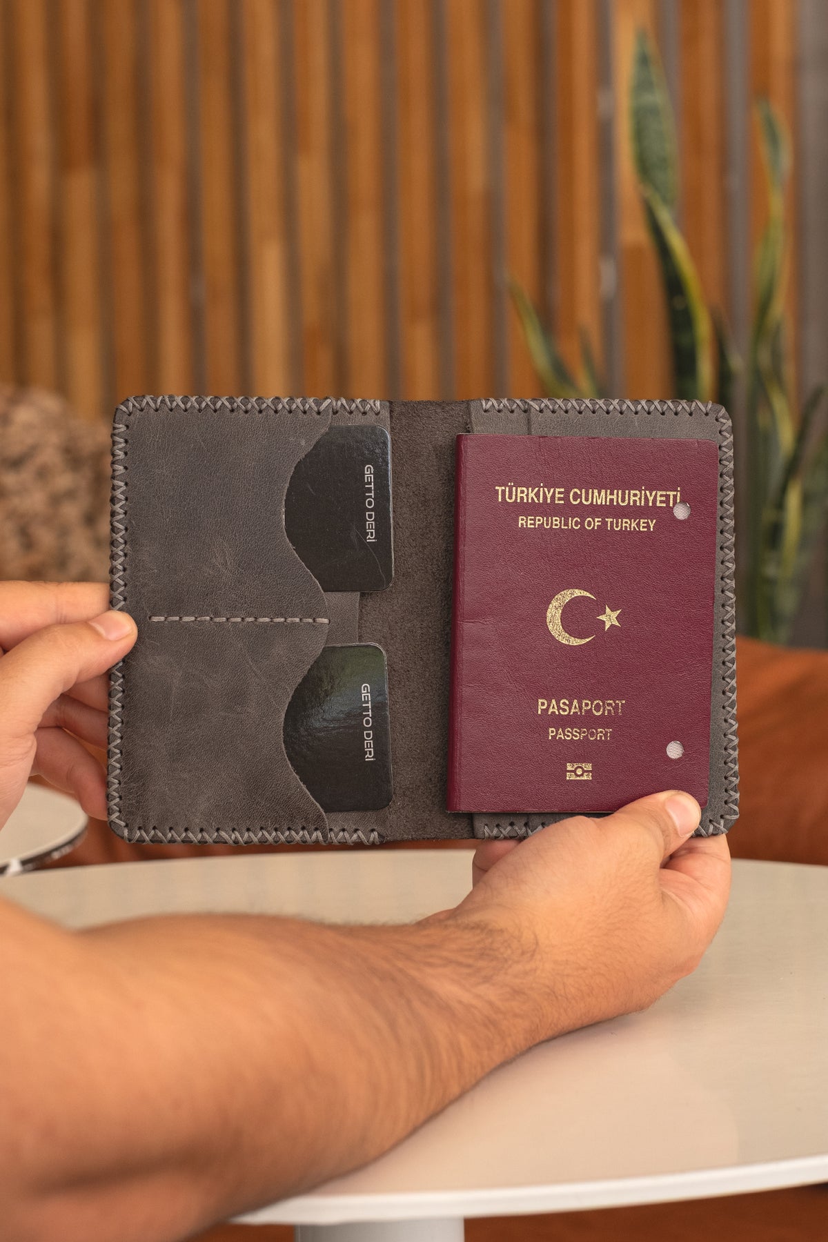 Hakiki Deri Pasaportluk