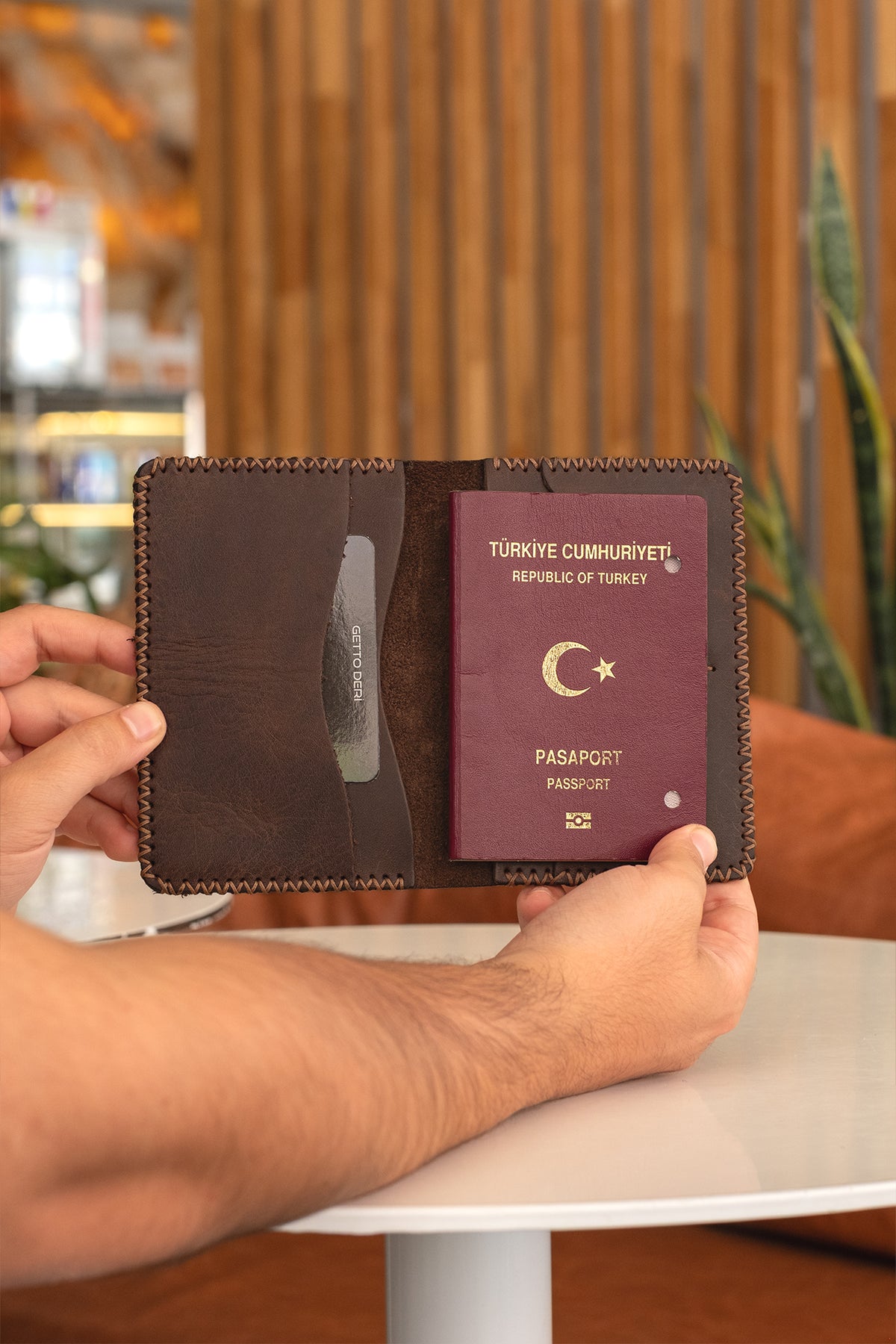 Hakiki Deri Pasaportluk