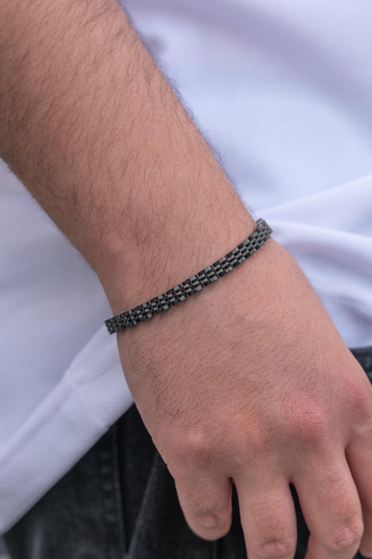 Siyah metal erkek bileklik, kare bağlantılarla modern tasarım