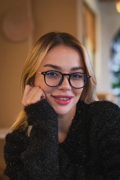 Siyah kare çerçeveli gözlük, kadın model, moda aksesuarı