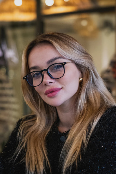Kadın siyah çerçeveli gözlük, moda aksesuarı