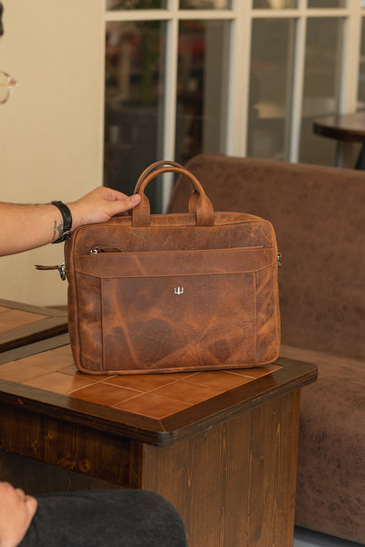 Kahverengi deri laptop çantası, el yapımı detaylarla