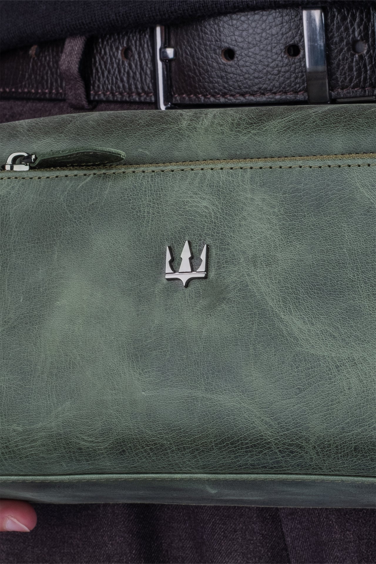 Yeşil deri cüzdan, metal logo ve fermuar detayı