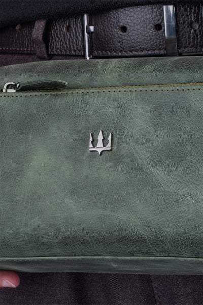 Yeşil deri cüzdan, metal logo ve fermuar detayı