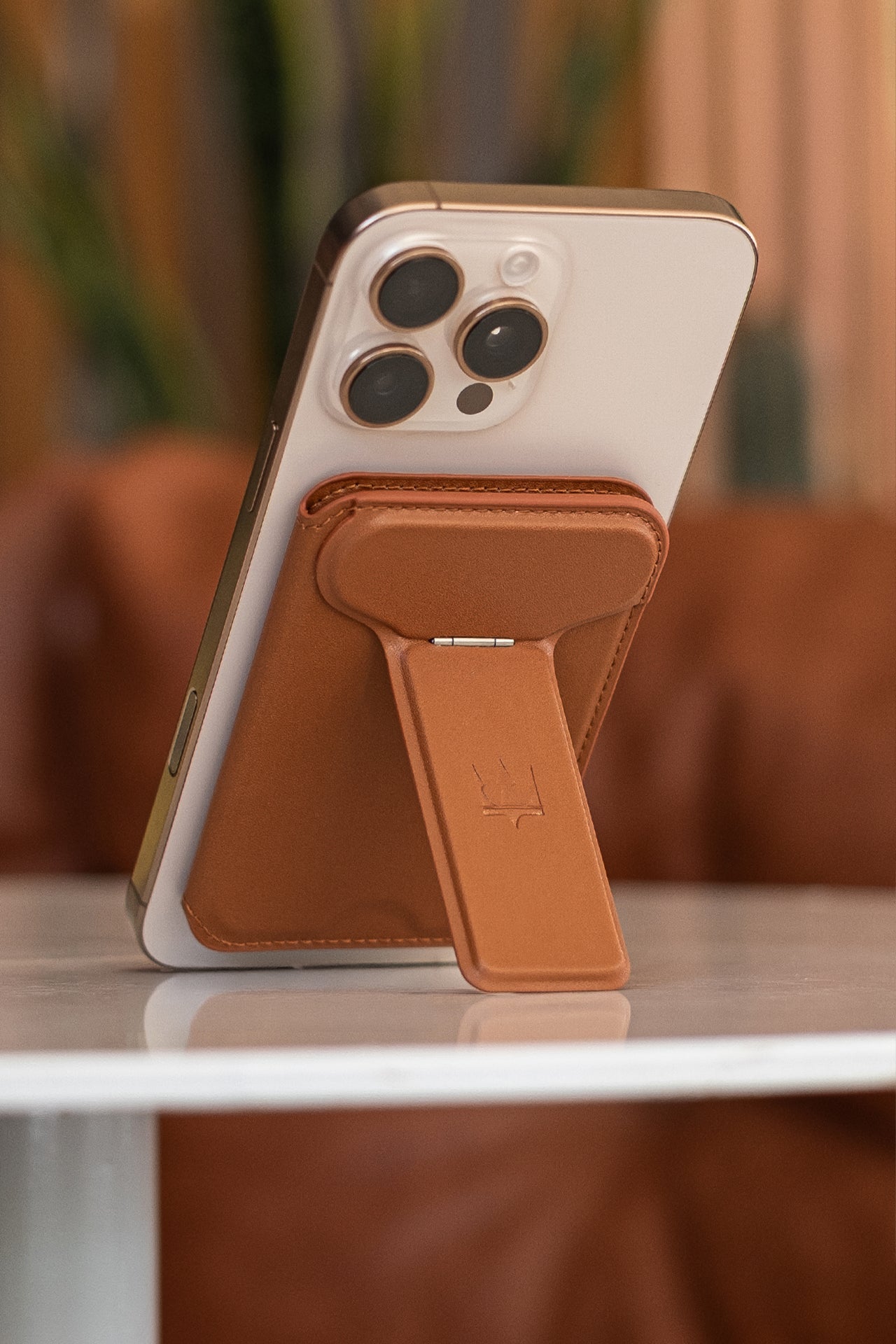 Porto Katlanabilir MagSafe Kartlık Ve Telefon Standı