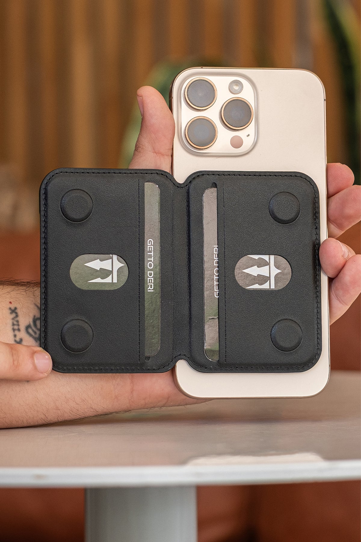 Porto Katlanabilir MagSafe Kartlık Ve Telefon Standı