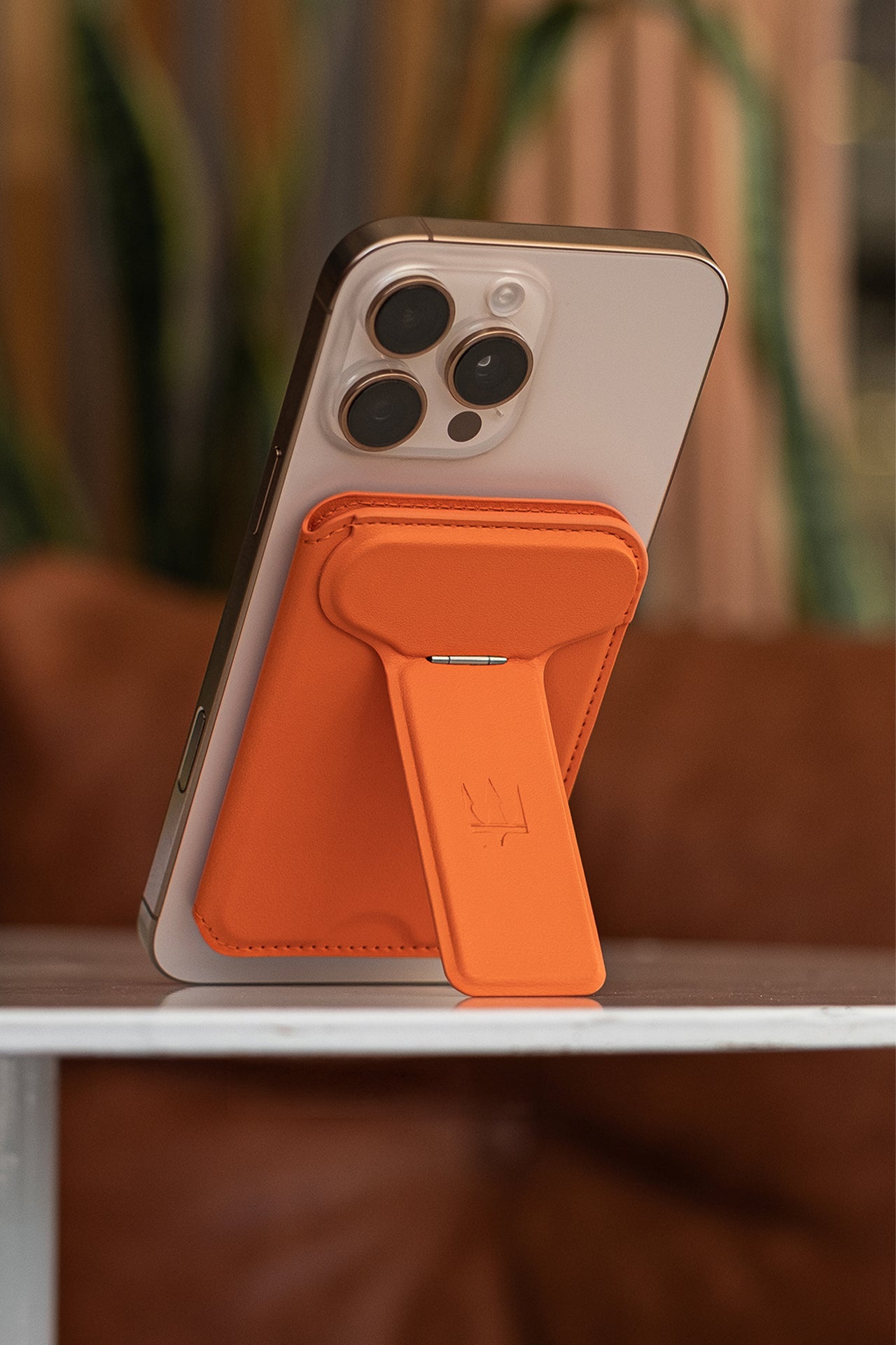 Porto Katlanabilir MagSafe Kartlık Ve Telefon Standı