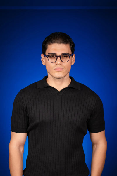 Siyah ribbed polo yaka tişört giyen erkek model