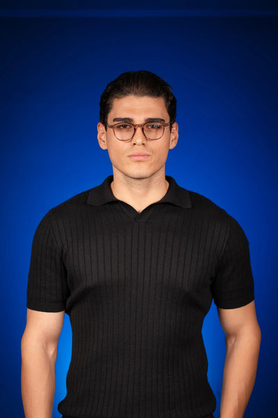 Siyah ribbed polo tişört giyen erkek