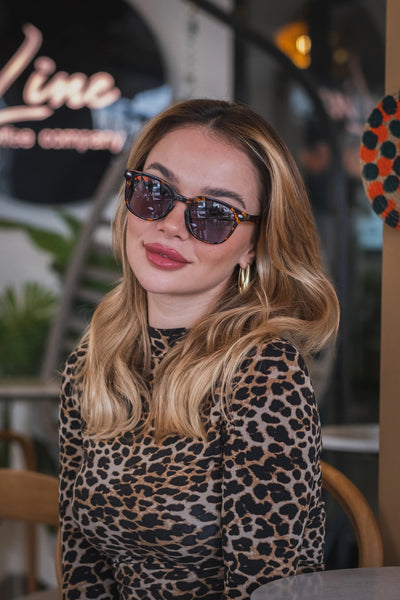 Kaplumbağa desenli koyu renk güneş gözlüğü, moda aksesuarı