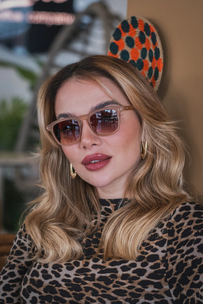 Kahverengi tonlu güneş gözlüğü, moda ve stil için ideal aksesuar