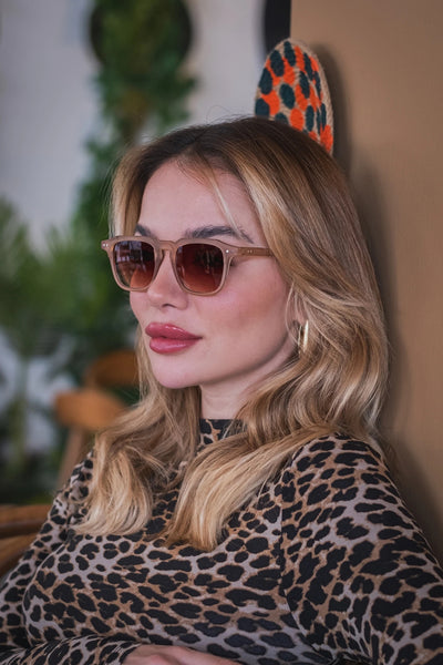 Kahverengi tonlu güneş gözlüğü, moda ve stil için ideal