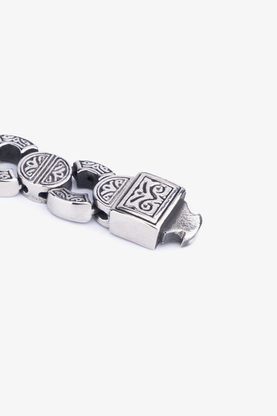 Gümüş rengi, desenli metal bileklik detayı