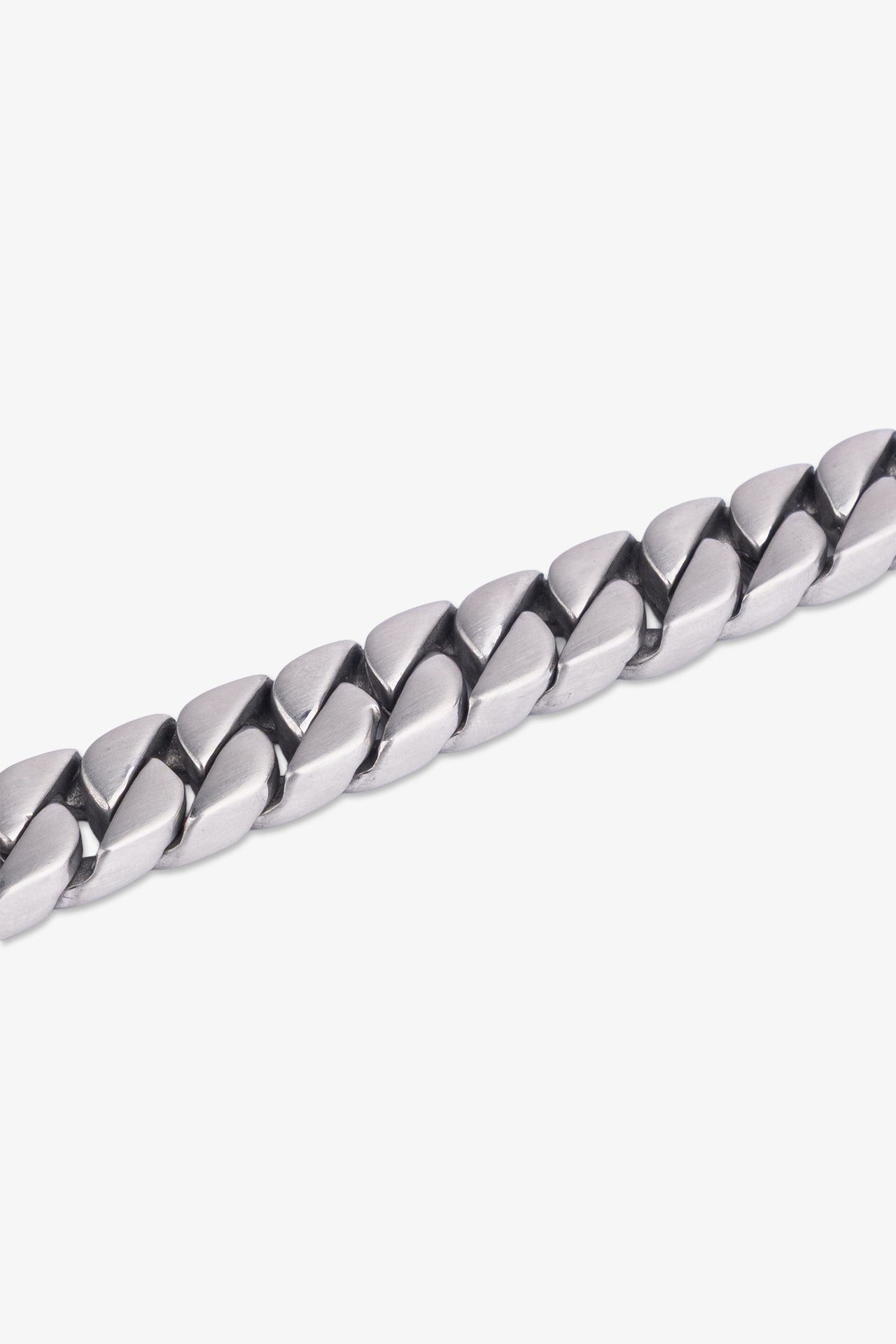 Gümüş renkli metal zincir bileklik, parlak yüzeyli ve kalın halkalı tasarım