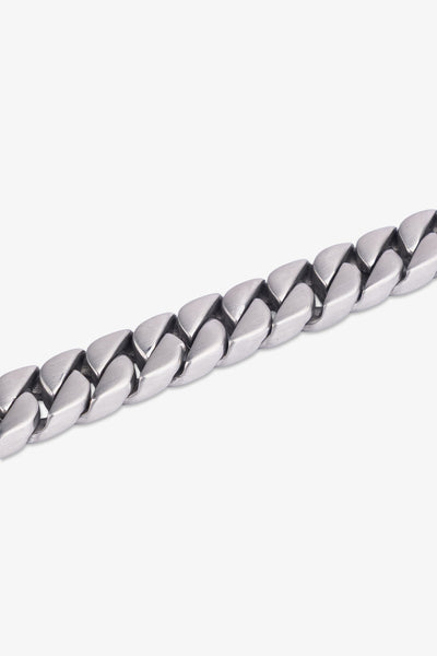 Gümüş renkli metal zincir bileklik, parlak yüzeyli ve kalın halkalı tasarım