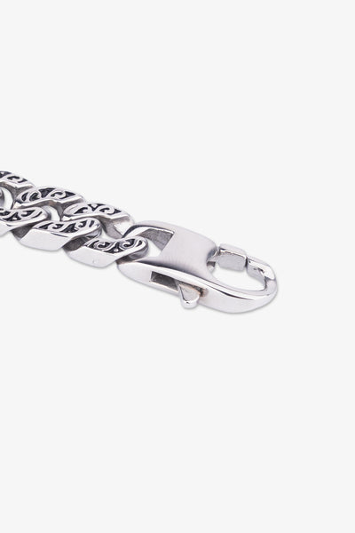 Gümüş renkli, detaylı desenli metal kolye zinciri ve kapan
