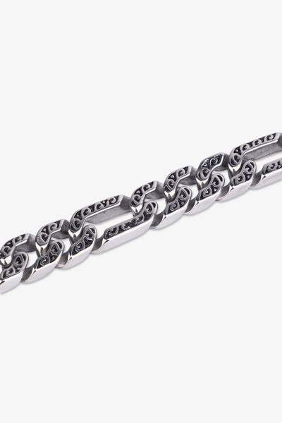 Gümüş renkli, detaylı desenli metal kolye